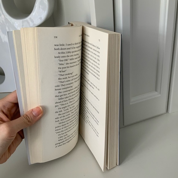 LISA JEWELL The Family Upstairs Soft Cover Novel Adult book - Picture 2 of 4